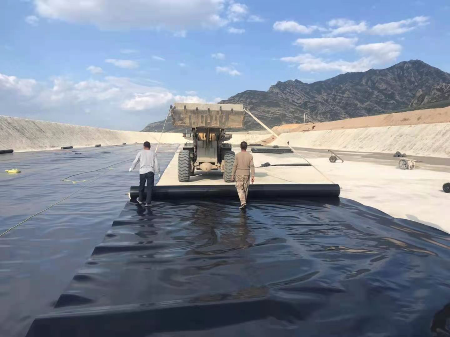 復合土工膜與基座和支撐層應壓平貼合，避免架空，排除氣泡，確保安全。