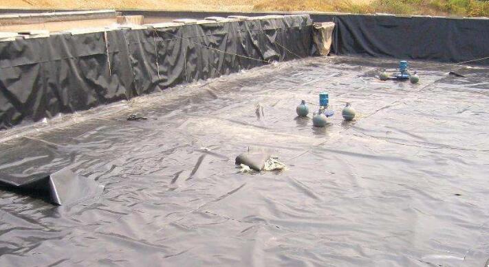 土工膜生產廠家認為土工膜使用在干旱的地區效果會更加明顯