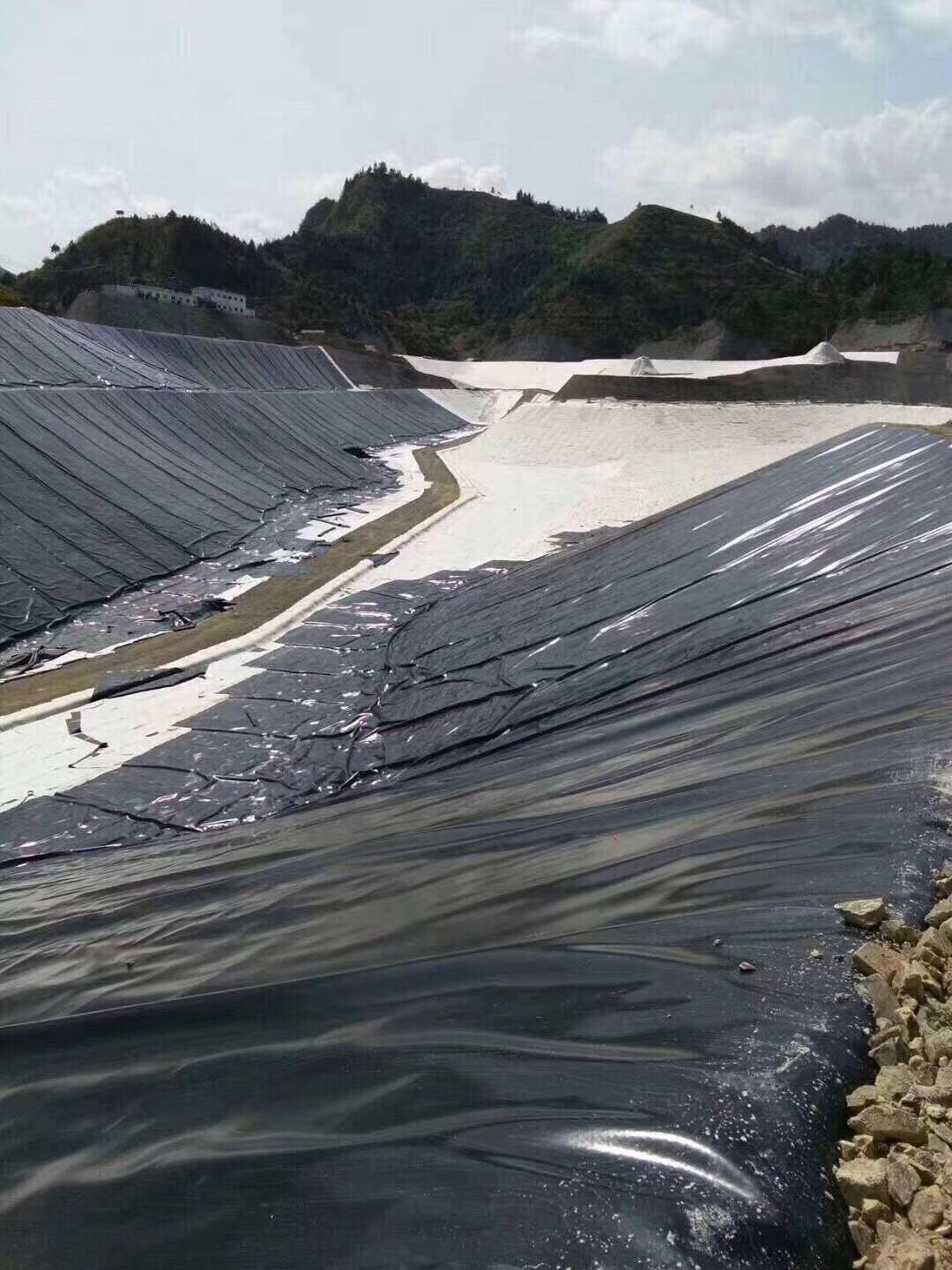 HDPE防滲膜在污水蒸發池鋪設特有步驟有哪些？