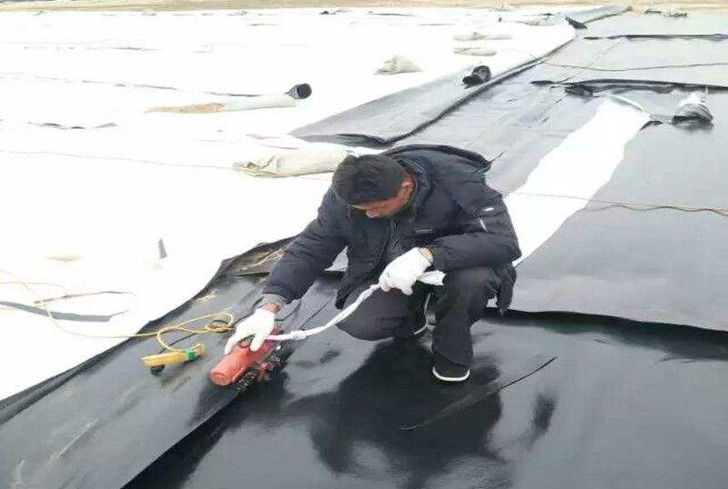 垃圾填埋場的土工膜應符合什么標準才能施工