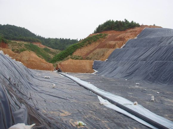 復合土工膜甩邊操作比起黏合土工膜更易操作