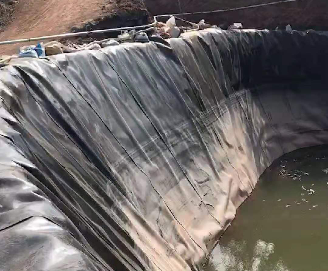 土工膜損傷程度的直接影響是透水孔的數目的變化