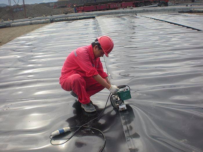 水庫蓄水防滲漏復合土工膜的質量控制尤為突出