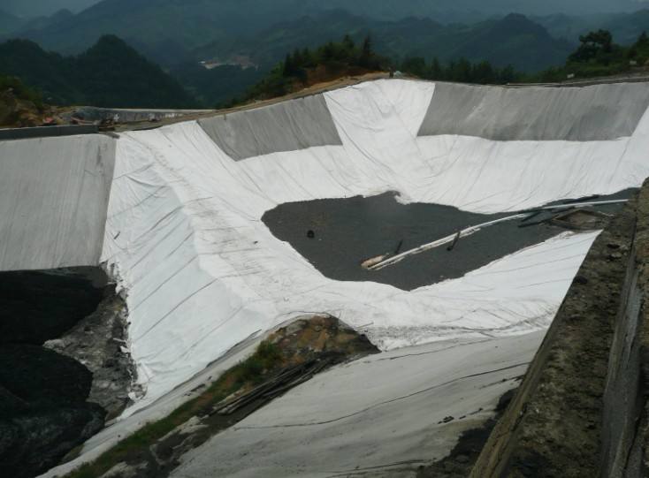 膨潤土防水毯可保證景觀湖有穩定水源補充