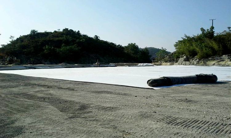 人工湖底及湖岸采取土工膜防滲的優缺點