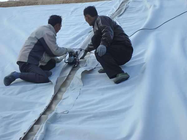 水庫底部土工布的鋪設及縫合
