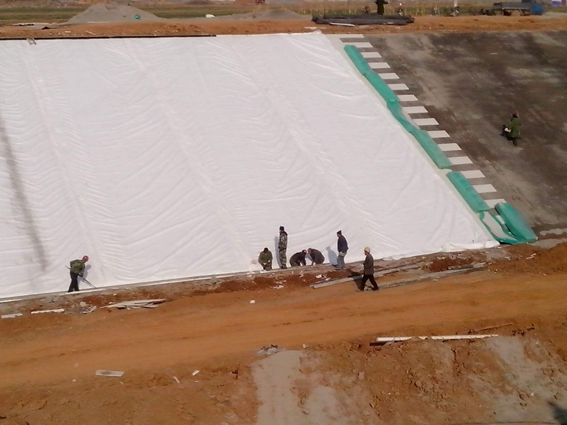 復合土工膜延續了塑料薄膜以及無紡布各自的優勢