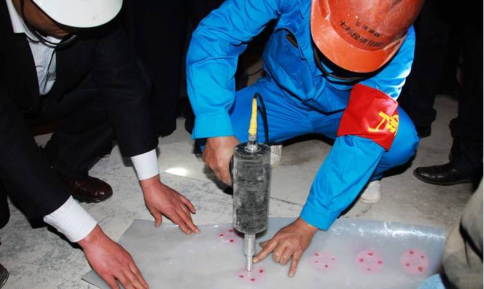 施工人員焊接防水板和熱熔墊片的主要工具是什么？