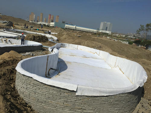 膨潤土防水毯為打造生態景觀湖面水體起到良好作用