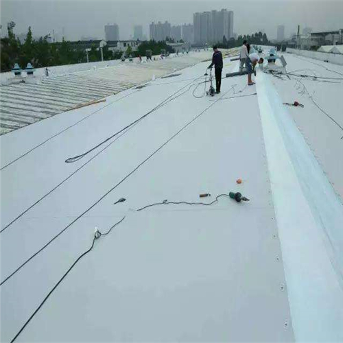 庫壩坡土工膜的鋪設在壩坡夯實達到設計要求