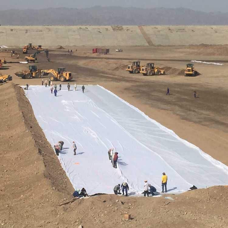 土工布作為加筋布鋪設在路面面層與基層之間可起到什么作用？
