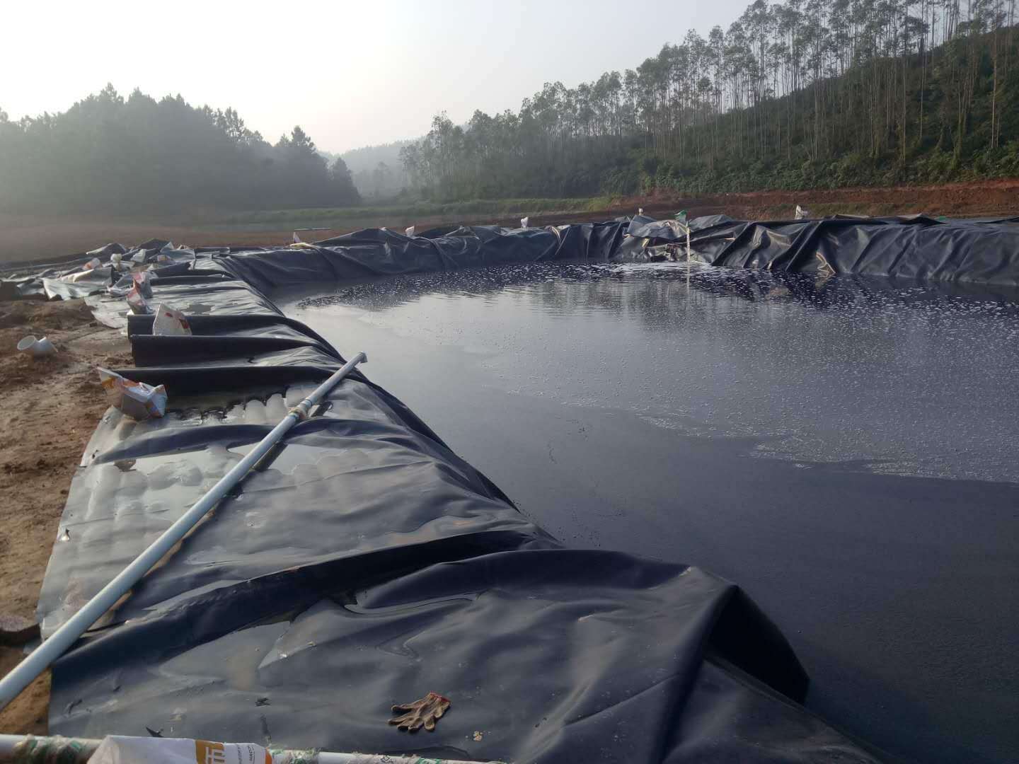 復合土工膜解決壩坡和庫底防滲問題