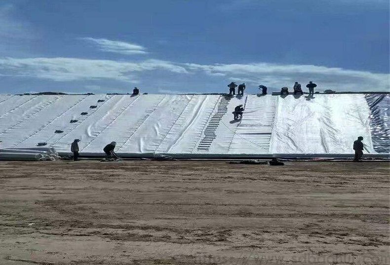 貯灰場的防滲系統采用多層次的復合土工膜防滲結構