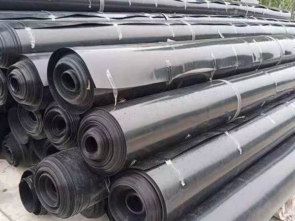 防滲土工合成材料主要包括復合土工膜和天然鈉基膨潤土防水毯（GCL）。