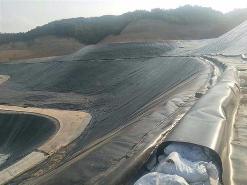 土工膜和水工建筑主體連接當中必須保留一定的伸縮余量
