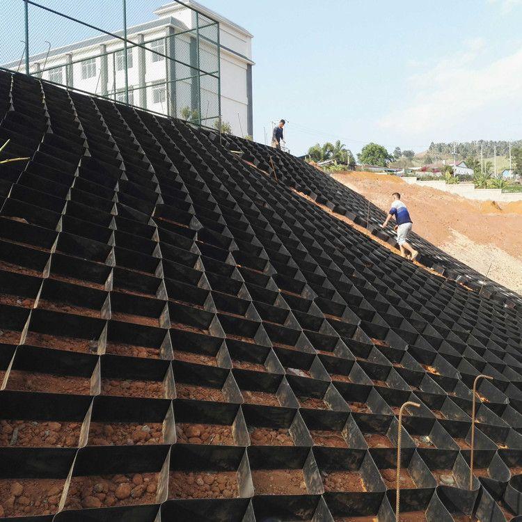 土工格室主要應用于淺層地基處理和坡面防護等類型