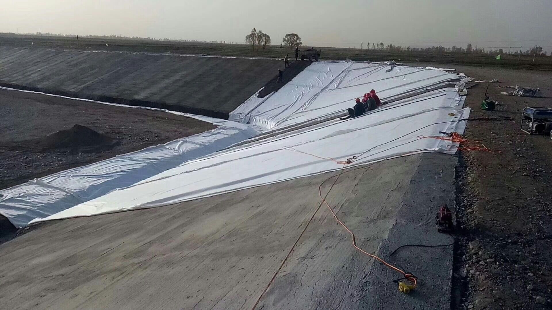 垃圾填埋場中襯墊系統由多種土工膜界面組成