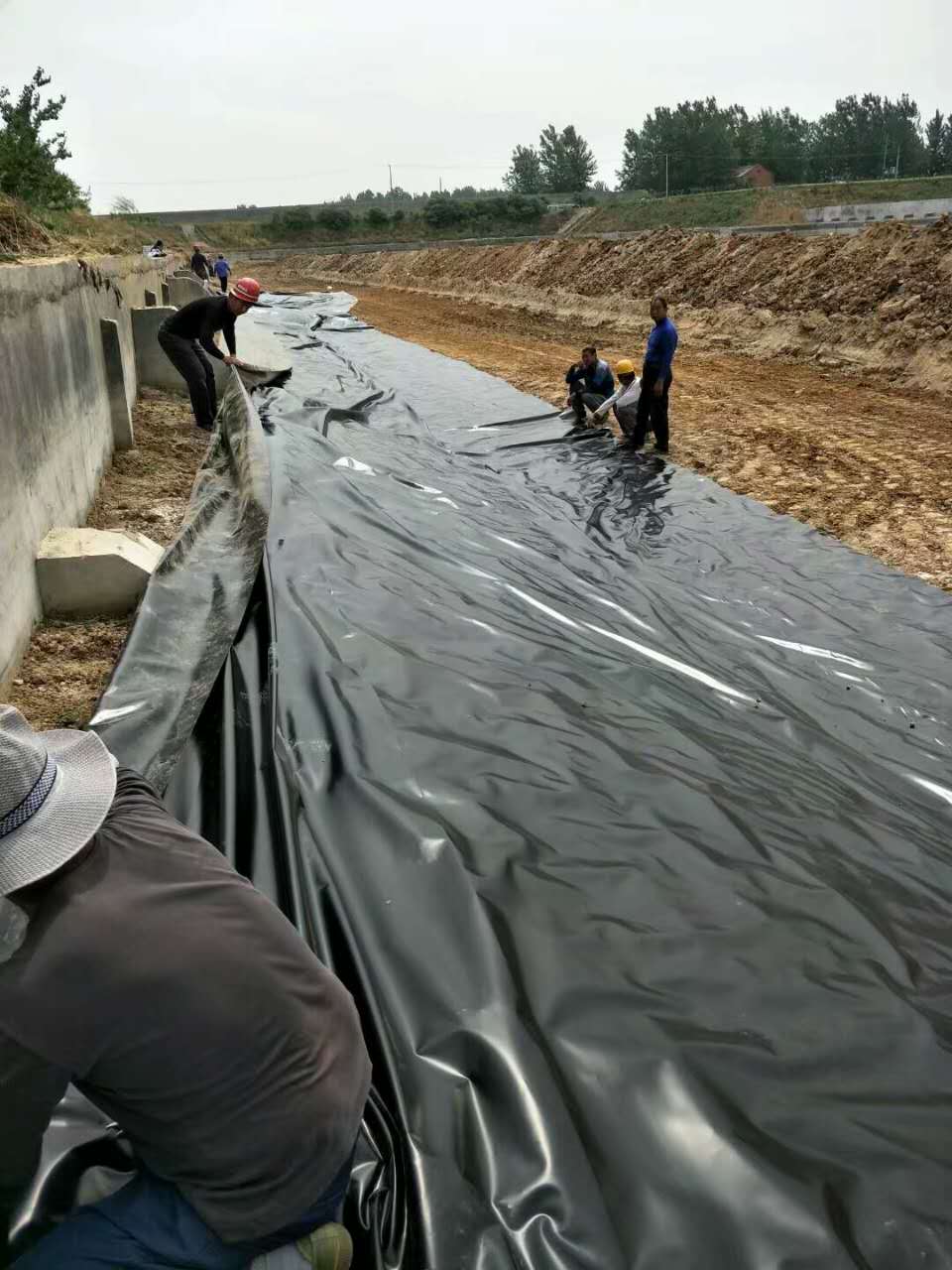 垃圾填埋場側坡上的HDPE土工膜的定位、固定