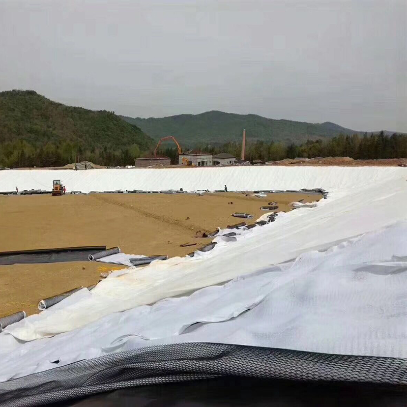 復合土工膜的預制操作時調蓄水池周邊連接位置需進行妥善處理
