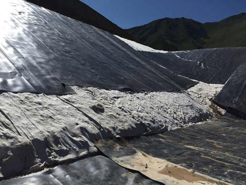 防滲土工膜、膨潤土防水毯搭接寬度符合設計和規范要求