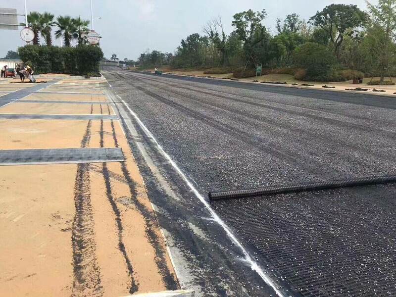 土工格柵實施前還應當對舊路面進行必要的清理