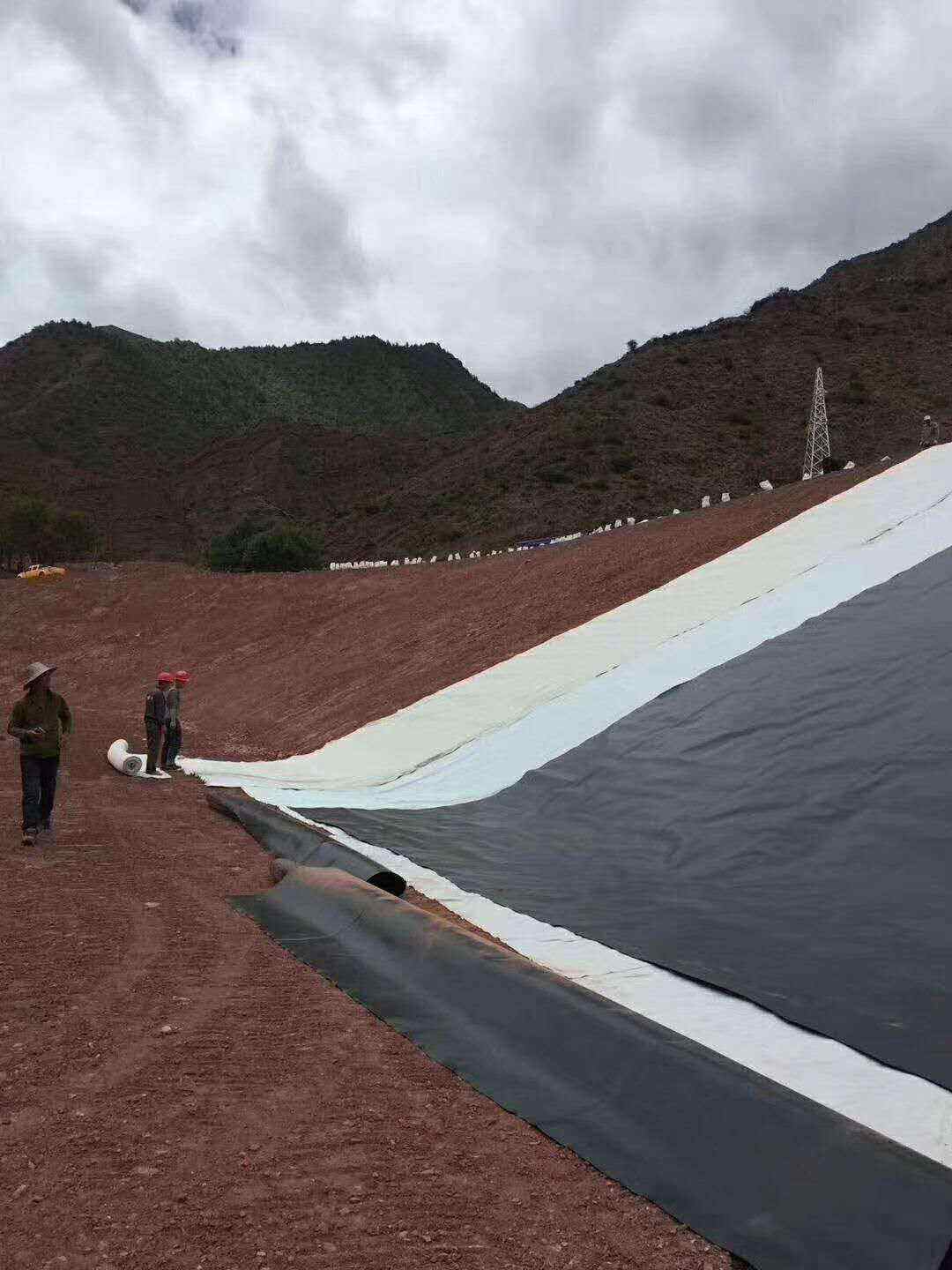 膠接法拼接和焊接法是土工膜應用初期常用的兩種拼接方法